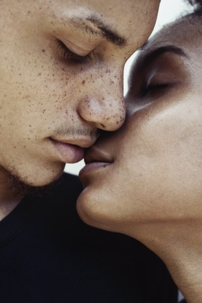 Zwei Personen küssen sich